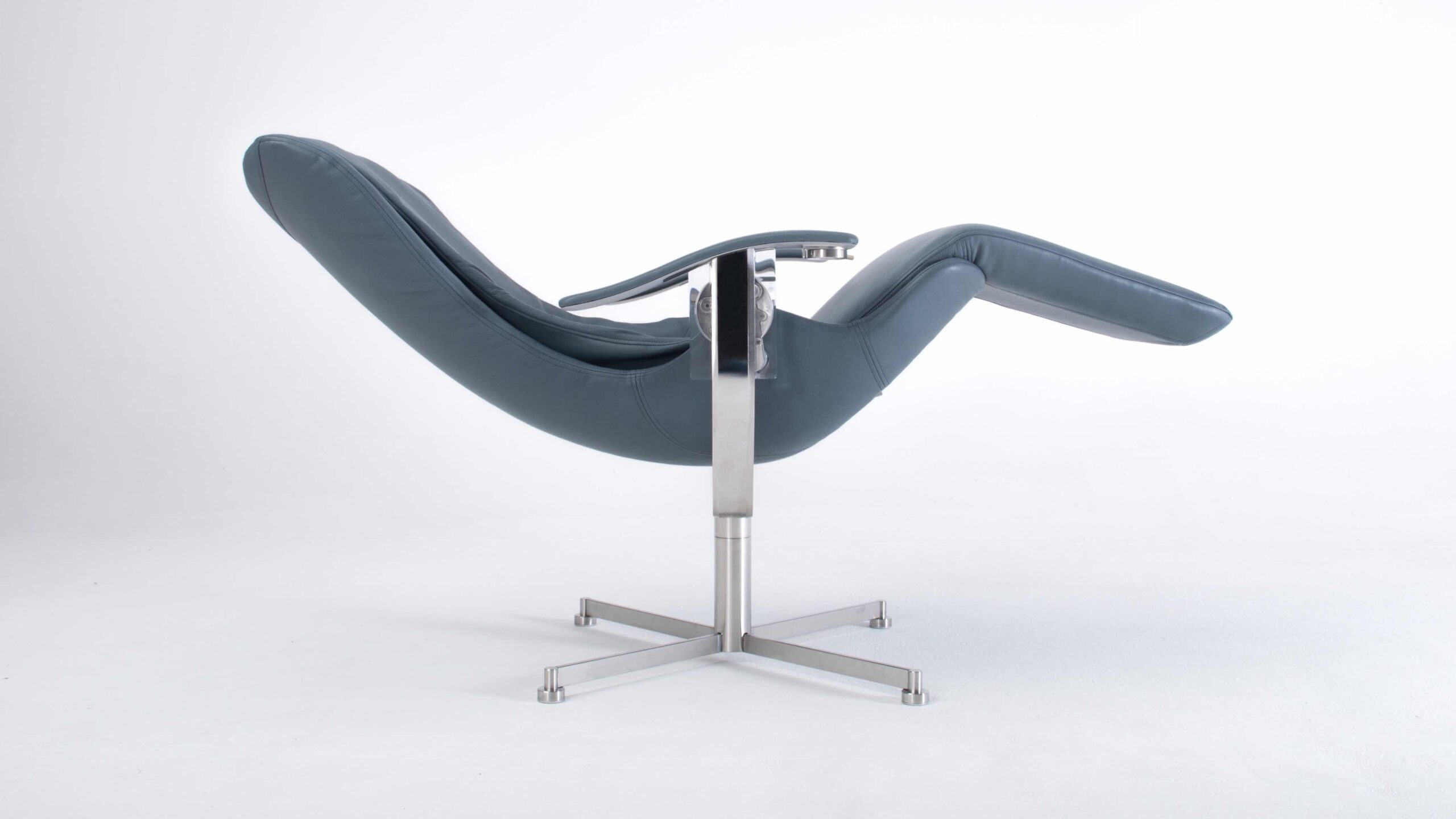 Single Elysium Chair laying hotizontally